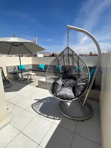 a basket swing sitting on top of a balcony at Appartement Gold moderne avec hammam centre ville in Agadir