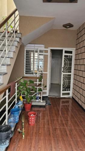 Casa con escalera y habitación con suelo de madera. en Hotel Golden Inn, en Karachi