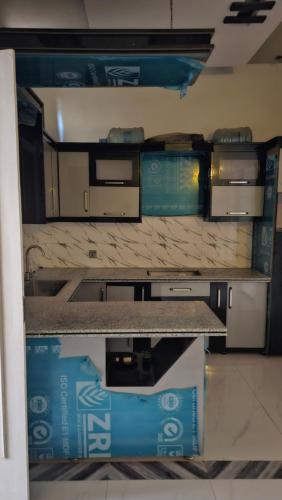 eine Küche mit einer Theke mit Kisten darauf in der Unterkunft Hotel Golden Inn in Karatschi