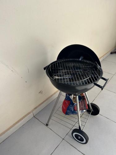 a black grill sitting on the floor in a room at Appartement Gold moderne avec hammam centre ville in Agadir