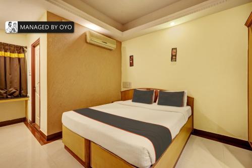 um quarto com uma cama grande num quarto em Super Collection O Bannerghatta Road Near IIM Bangalore em Bangalore