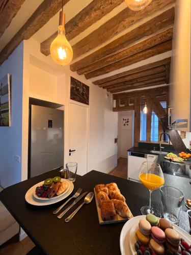 une cuisine avec deux assiettes de nourriture sur une table dans l'établissement Appartement à Saint-Paul en plein cœur du Marais 4 pers, à Paris