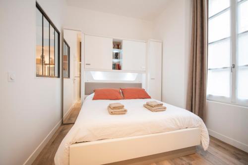 Postel nebo postele na pokoji v ubytování Le Laurencin Sens - La Verrière - Cœur de ville