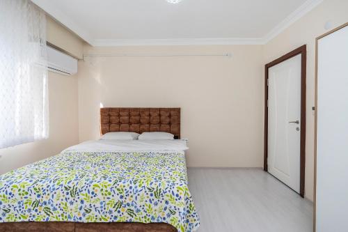 Tempat tidur dalam kamar di Central and Cozy Flat w Balcony and ACs in Bursa