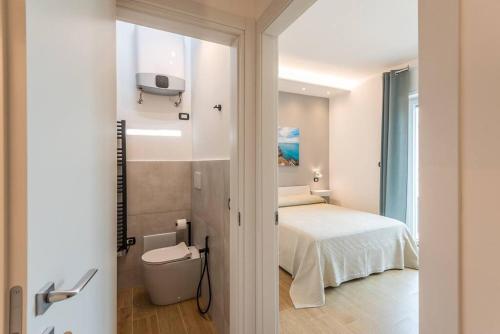 Un dormitorio pequeño con una cama y una ventana. en I Pumi Apartment & Free Parking - Lecce Selection, en Lecce