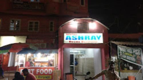 een restaurant met een bord aan de voorzijde bij Hotel Ashray,Bhubaneswar in Bhubaneshwar