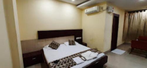 เตียงในห้องที่ Hotel Bishram Bhawan,Bhubaneswar