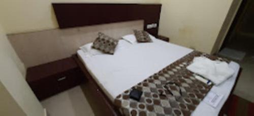 a small room with a bed with at Hotel Bishram Bhawan,Bhubaneswar in Bhubaneshwar
