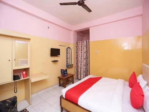 1 dormitorio con 1 cama y TV en Hotel Bhaba Laxmi,Bhubaneswar, en Bhubaneshwar