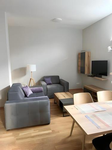 un salon avec un canapé et une table dans l'établissement SUNSKII Apartments, à Brzeće