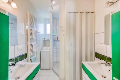 ein weißes Bad mit 2 Waschbecken und einer Dusche in der Unterkunft VILLA MAISON BLANCHE TULLE 1 à 4 personnes in Tulle