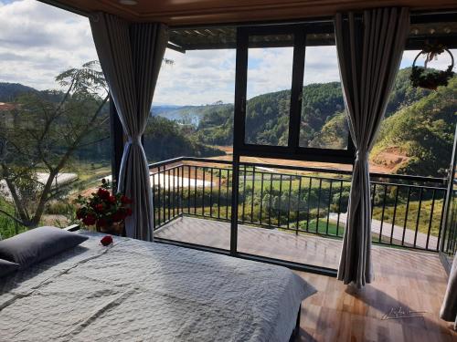 ein Schlafzimmer mit einem Bett und einem großen Fenster in der Unterkunft Tuyên Chiến Home & Resort in Ấp An Kroët