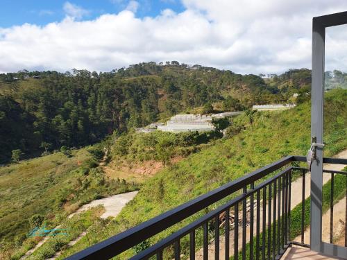 a balcony with a view of a mountain at Tuyên Chiến Home & Resort in Ấp An Kroët