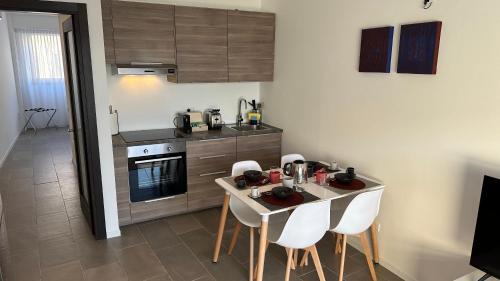 Una cocina con una mesa y sillas en una habitación. en CaseOspitali - Casa Navigli Watt, vicino al Naviglio, originale e luminoso bilocale per 4 con tutti i comfort, en Milán