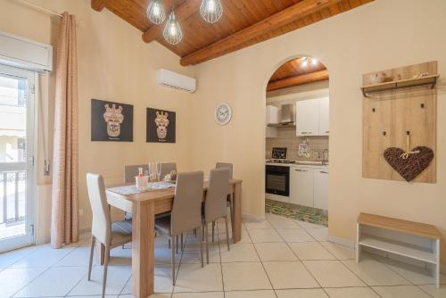 a kitchen and dining room with a table and chairs at Le tre pigne in Floridia