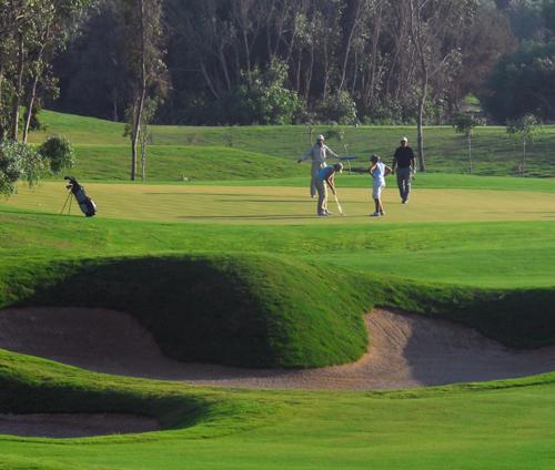 um grupo de pessoas a jogar golfe num campo de golfe em Atlantis 12, Maison d'hôtes et d'art em Essaouira