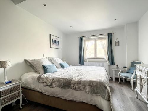 een slaapkamer met een bed, een bureau en een raam bij Au Chat’Moineau in Aywaille