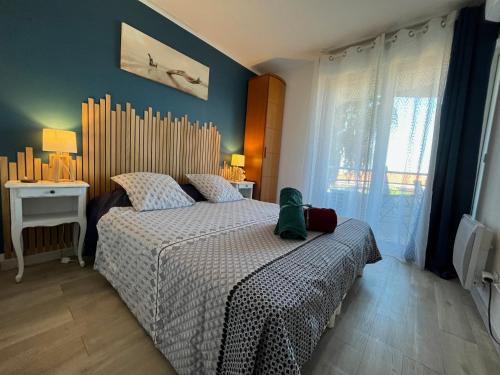une chambre avec deux lits et une fenêtre dans l'établissement Appartement de standing, vue mer, tout à pied !, à Juan-les-Pins
