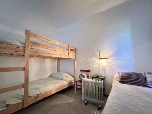 1 dormitorio con 2 literas y radiador en Apartamento Sant Pere Pescador, 2 dormitorios, 5 personas - ES-89-114, en Sant Pere Pescador