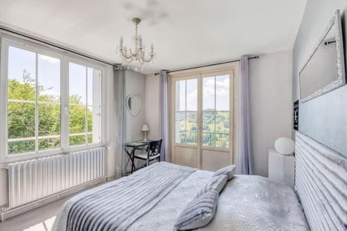 ein weißes Schlafzimmer mit einem Bett und einem Fenster in der Unterkunft VILLA MAISON BLANCHE TULLE 1 à 4 personnes in Tulle