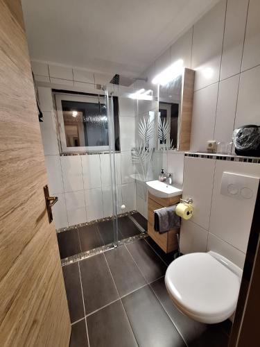 Bilik mandi di Appartement Wenger