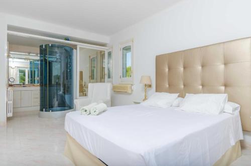 セス・サリネスにあるCasa Bonita (Ses Salines)のベッドルーム1室(大きな白いベッド1台、タオル付)