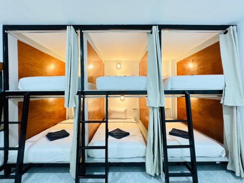 ハード・リンにあるJourney Hostel Haad Rinの部屋に二段ベッドがいくつかある