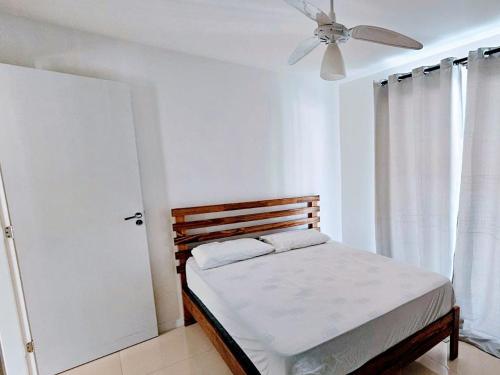 En eller flere senger på et rom på Apartamento a 70 metros da Praia em Porto Seguro