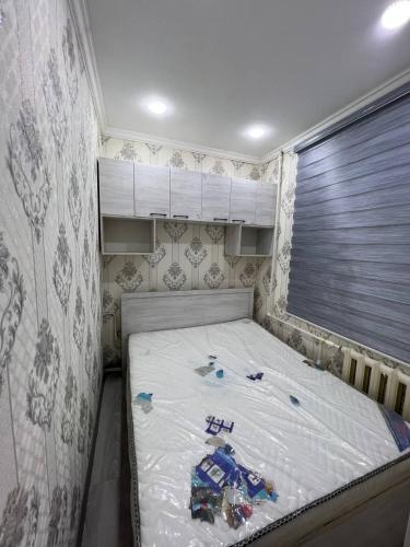 Llit o llits en una habitació de Юнусабад 15 квартал
