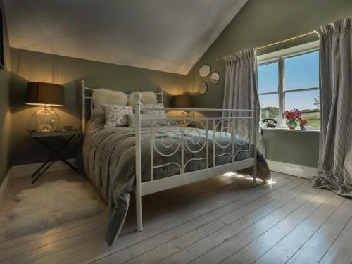 a bedroom with a bed and a window at 1 Bed in Coniston LCC37 in High Nibthwaite