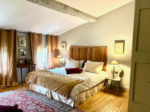 um quarto com uma cama grande num quarto em Le Clos de Mara em Issus
