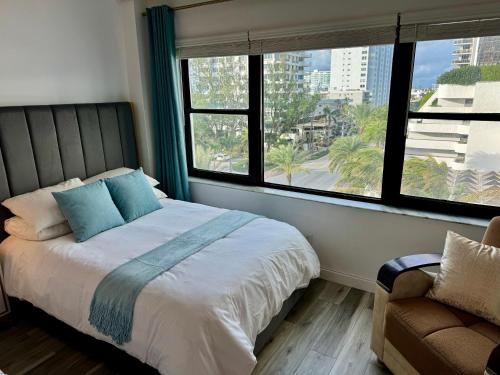 ein Schlafzimmer mit einem Bett und einem großen Fenster in der Unterkunft Directly on the Beach with Pool & Parking in Miami Beach
