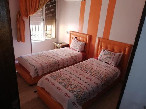 twee bedden naast elkaar in een slaapkamer bij Cosy appartement only family à Gueliz in Marrakesh