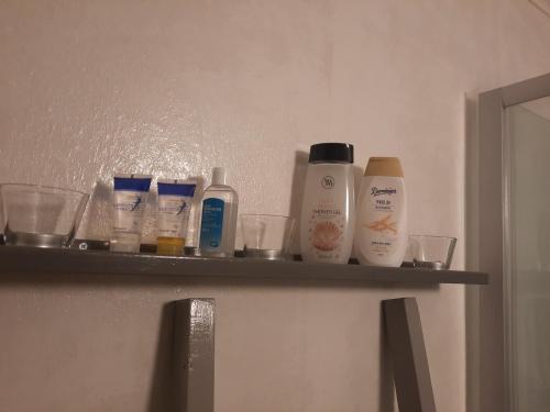 a shelf with some bottles and glasses on it at Hemtrevlig villa i Billingsfors in Billingsfors