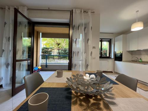 eine Küche und ein Esszimmer mit einem Tisch und Stühlen in der Unterkunft Elegante Casa -Rho Fiera in Vanzago