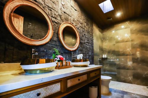 Ванна кімната в Villa Dubai - 2BDR, New, Well-Equipped, East Motive