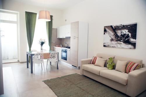 sala de estar con sofá y mesa en Apartment Corso Cavour, en Bari
