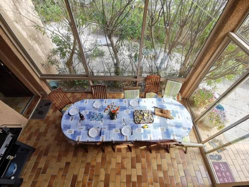 - une vue de tête sur une table et des chaises dans une maison dans l'établissement Maison familiale - Village - Parking - Le Barcares - 2 minutes plage 10ALJOF25, au Barcarès