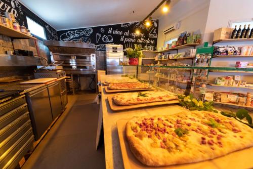 a pizza shop with several pizzas on display at Camping Europa in Capoliveri