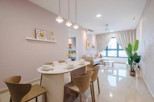 Enchanted Stays near MRT AEON Sunway Velocity Mall