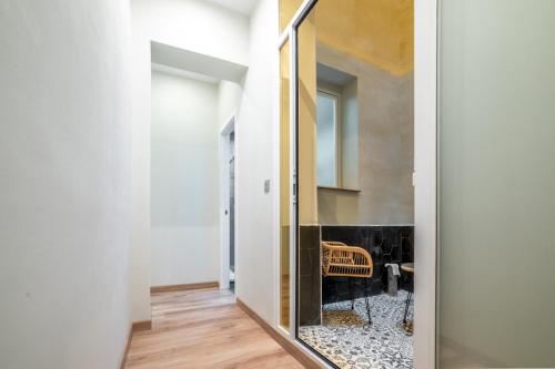 einen Spiegel im Flur eines Hauses in der Unterkunft 2 bedrooms 1.5 bathrooms furnished - Justicia - Refurbished - MintyStay in Madrid