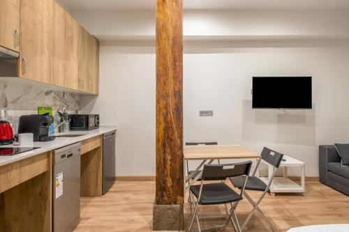 uma cozinha e sala de estar com mesa e cadeiras em 1 bedroom 1 bathroom furnished - Justicia - Cozy - MintyStay em Madri