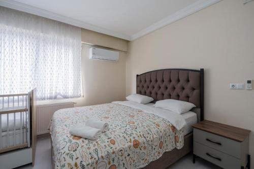 Tempat tidur dalam kamar di Duplex Flat w Nature View Balcony and AC in Bursa