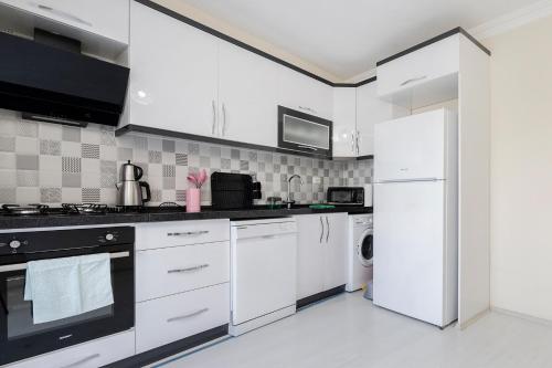Een keuken of kitchenette bij Duplex Flat w Nature View Balcony and AC in Bursa