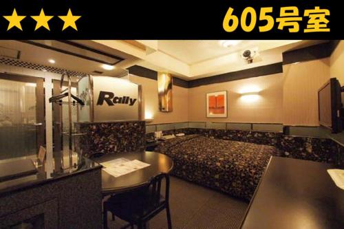 ein Hotelzimmer mit einem Bett und einem Schreibtisch in der Unterkunft HOTEL Us Racecourse Adult only in Niigata