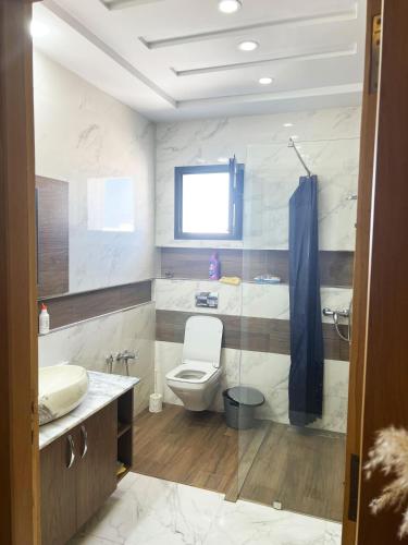a bathroom with a toilet and a sink at Log. standing complet 180 m2 in Sousse