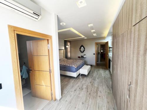 Habitación de hotel con cama y pasillo en Log. standing complet 180 m2 en Sousse