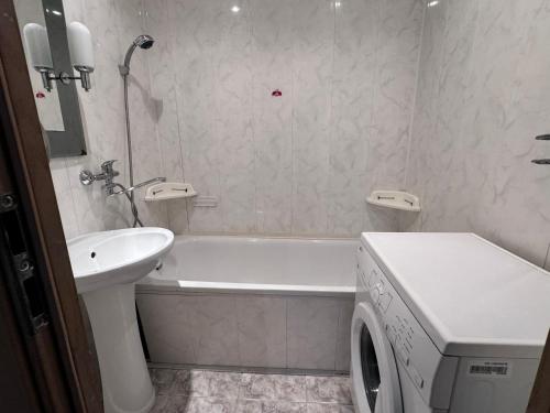 y baño con bañera, lavabo y aseo. en Real appartments, en Visaginas