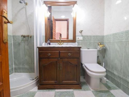 y baño con lavabo, aseo y ducha. en Nerja - Casa Vivi 8, en Nerja