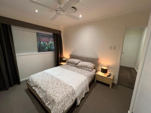 1 dormitorio con cama y ventana en Private Gem in Pacific Pines, en Gold Coast